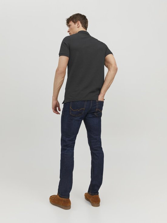 Man met rug naar de camera, donkergrijs pique polo shirt met korte mouwen en jeans.