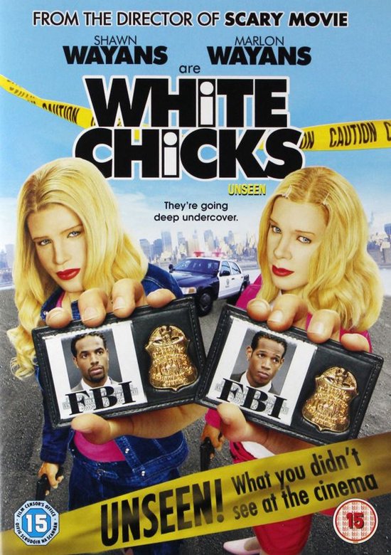 Twee blonde vrouwen, gekleed als FBI-agenten, houden hun identiteitsbewijs omhoog. Met gele waarschuwingslinten. "White Chicks Unseen!"