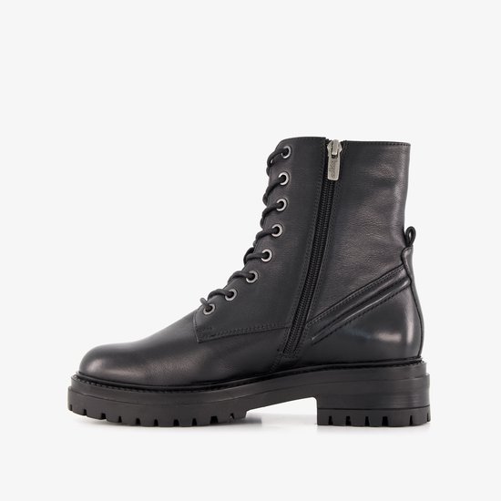 Zwarte Harper veterboot van leer, zicht op de zijkant met veters en rits.