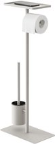 Beige toiletbutler met toiletrolhouder, toiletborstelhouder en planchet met daarop een telefoon.