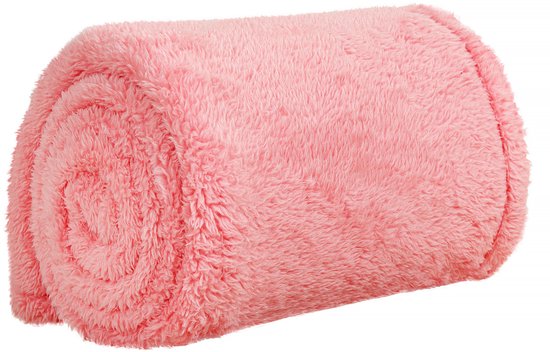 Roze teddy fleece deken, opgerold.