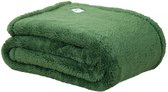 Een opgevouwen, donkergroene teddy fleece deken.
