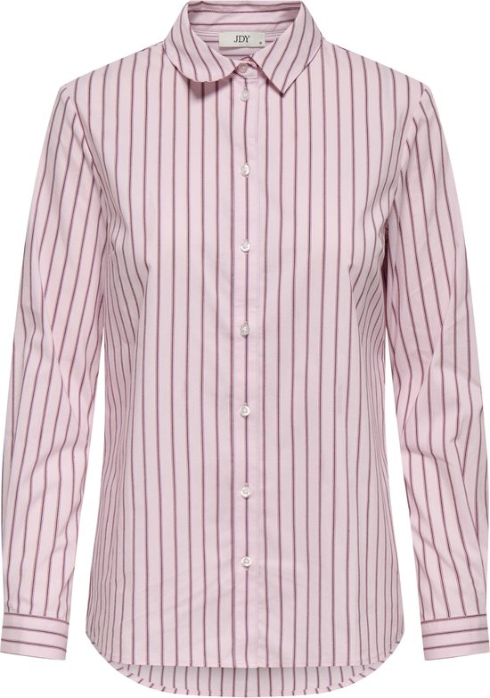 Blouse rose à rayures verticales rouge foncé, manches longues et boutons blancs sur le devant.