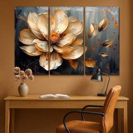 Une peinture triptyque d'une fleur abstraite dorée avec des accents orange sur un fond gris foncé.