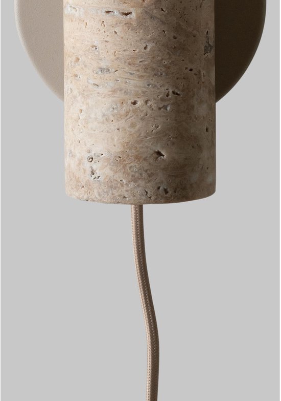 Close-up van een beige stenen wandlamp met een bruine stoffen kabel.