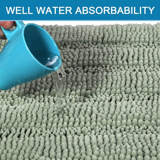 Blauwe beker giet water op de absorberende saliegroene chenille-mat.