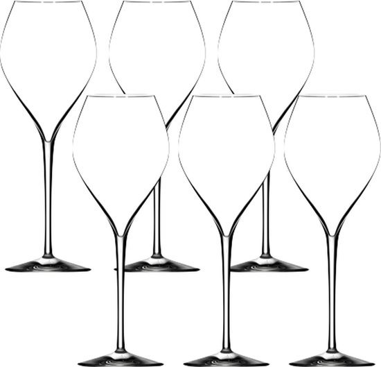 Set van zes lege, slanke champagneglazen met lange stelen.