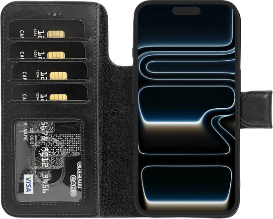 Zwart Lykke telefoonhoesje opengeklapt met vier kaarten en een creditcard op de linkerflap, en een iPhone op de rechterflap.