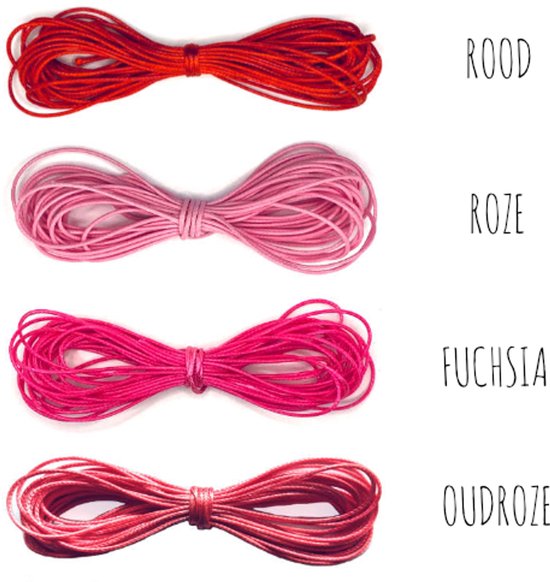Rood, roze, fuchsia en oudroze waxkoordjes op een witte achtergrond.