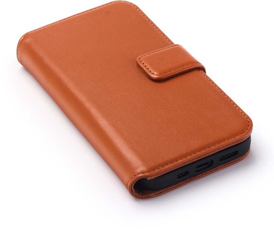 Bruine leren wallet bookcase, gesloten, met magneetsluiting en telefoon erin.