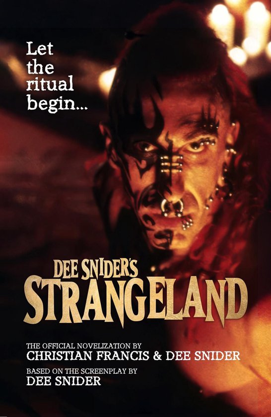 Titel: Dee Snider's Strangeland. Een man met gezichtstattooages en piercings.