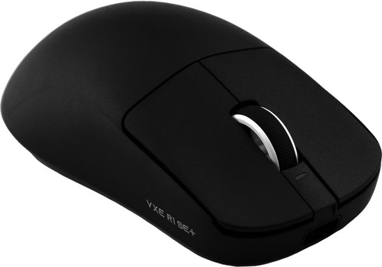Zwarte VXE R1 SE+ gaming muis met scrollwiel en zijknop, op een witte achtergrond.