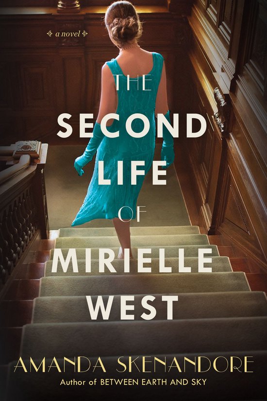 Vrouw in turquoise jurk en handschoenen loopt een trap op. Titel: THE SECOND LIFE OF MIRIELLE WEST.