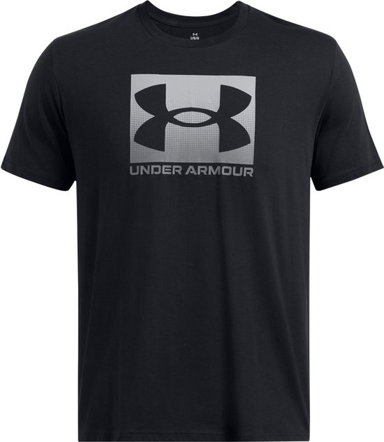 Zwart sportshirt met groot grijs UA-logo op de borst.