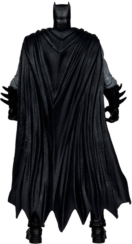Achterkant Batman actiefiguur met lange, geplooide zwarte cape.