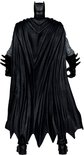 Achterkant Batman actiefiguur met lange, geplooide zwarte cape.