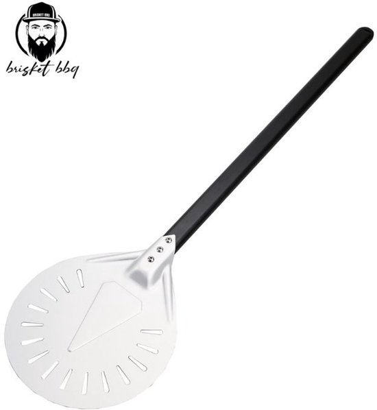 Aluminium pizzaschep met geperforeerd blad en zwart handvat. "brisket bbq" logo zichtbaar.
