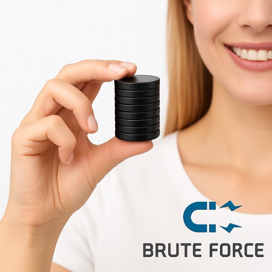 Een vrouw met blonde haren houdt een stapel van 7 zwarte, ronde magneten vast. Brute Force logo.