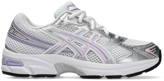 Asics Gel-1130 dames sneaker in wit met zilverkleurige en lichtpaarse accenten. Witte veters en zool.