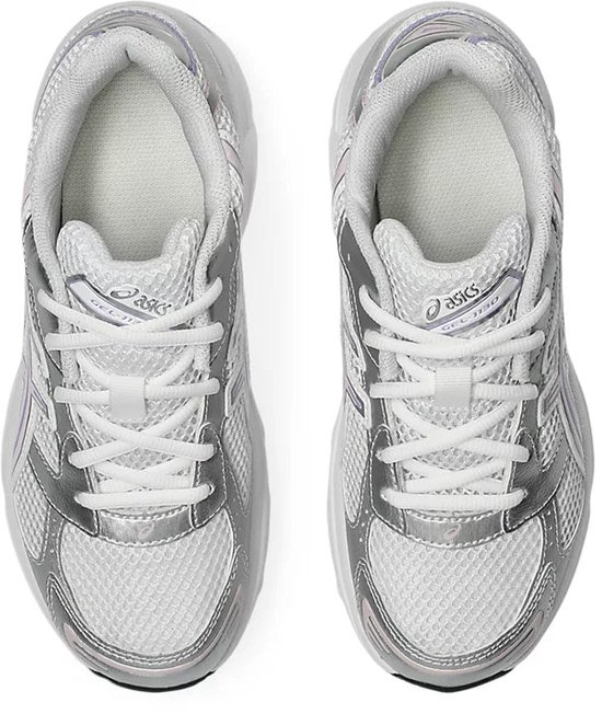 Asics Gel-1130 dames sneakers in wit met zilverkleurige accenten. Witte veters en zool.