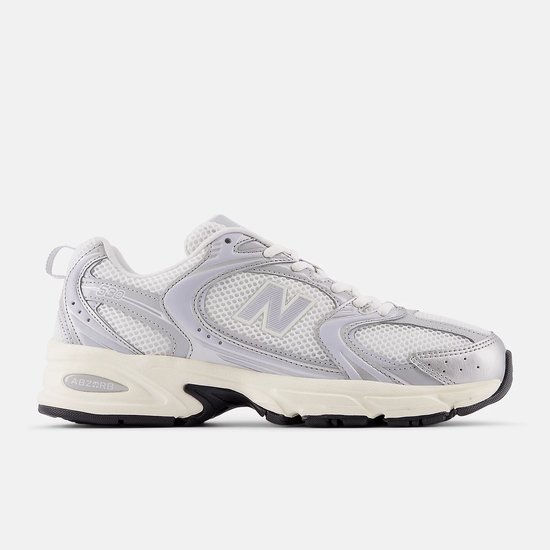 New Balance U530 sneaker in zilver metallic met witte mesh panelen, crèmekleurige zool en ABZORB.