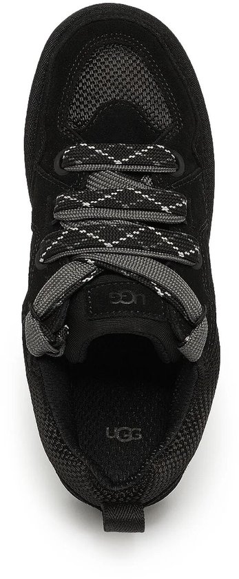 Bovenkant van een zwarte UGG sneaker met geveterde veters.