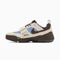 Bruine, beige en lichtblauwe sneaker met Nike swoosh en klittenbandsluiting.