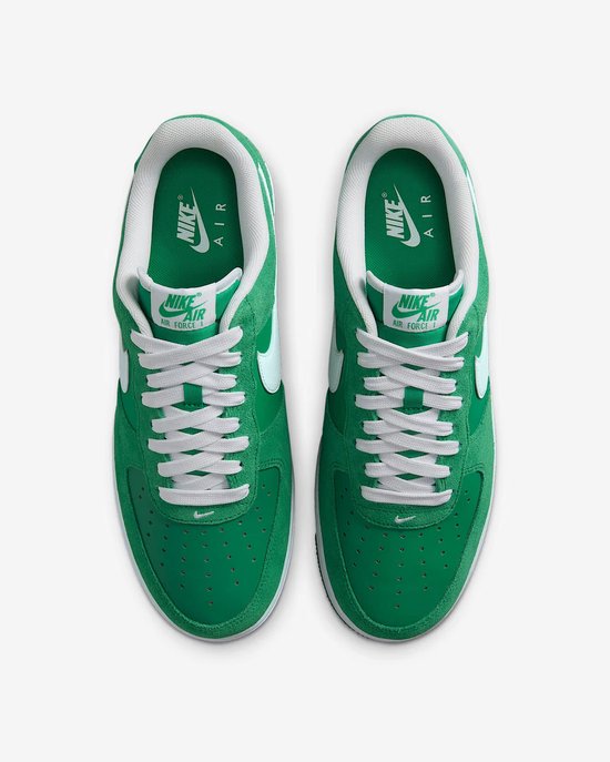 Bovenkant van groene Nike Air Force 1 sneakers met witte veters en Swoosh. "NIKE AIR" op de tong.