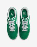 Bovenkant van twee groene Nike Air Force 1 '07 LV8 sneakers met witte veters en Nike Air Force 1 logo op de tong.