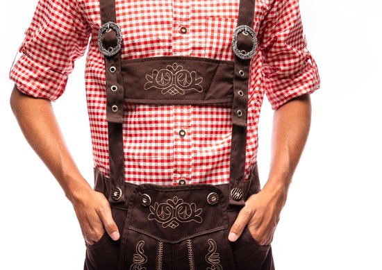 Man met lederhosen, rood-wit geruite blouse en bruine bretels met decoratieve knopen.