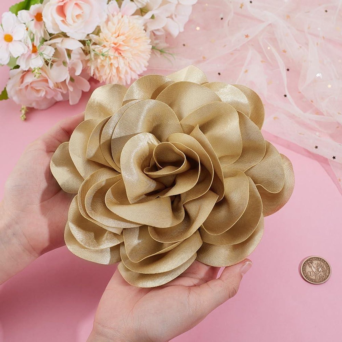 Broche in De Vorm Van Twee Zwarte Bloemen Van Een Stof Van Handwork Broche in De Vorm Van Twee Zwarte Bloemen Van Een Stof Van Handwork