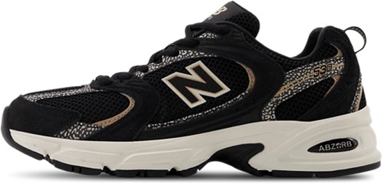 Vue latérale d'une basket New Balance noire avec imprimé léopard et détails beige.