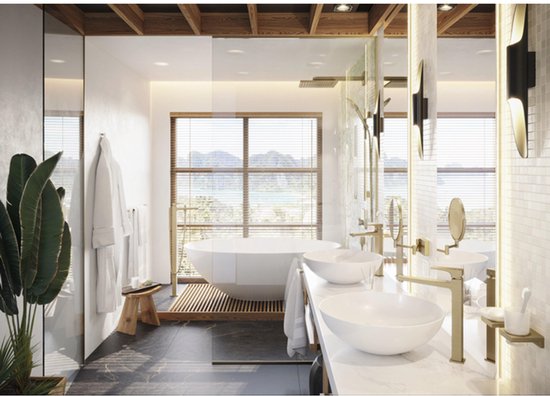 Luxe badkamer met vrijstaand bad, dubbele wastafel en gouden kranen.