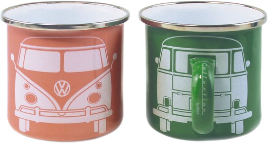 Twee geëmailleerde mokken, één roze en één groen, met witte VW T1 bus opdruk.