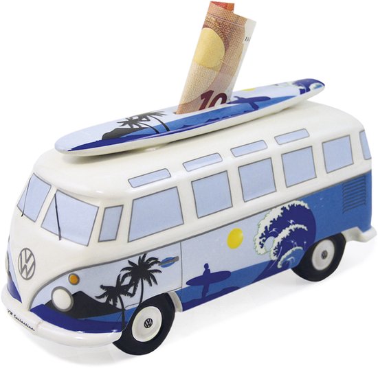 Schuin vooraanzicht van witte spaarpot VW T1 camperbus met blauwe golven en surfplank.