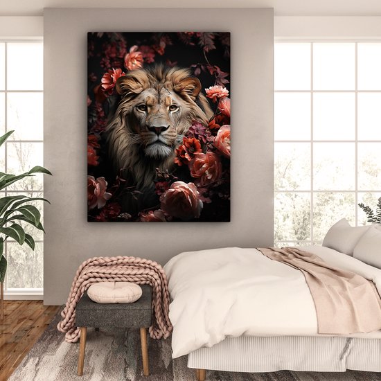 Een leeuw in roze en rode bloemen, gehangen in een slaapkamer boven een bed.