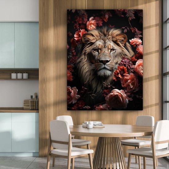 Een leeuw met rode en roze bloemen, gehangen in een keuken boven een ronde tafel.