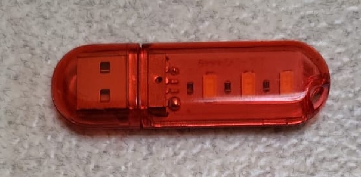 Een coole gadget die fel oplicht, deze LED verlichting met USB-A aansluiting (niet voor USB-C). Let op: Geeft alléén wit licht, zonder opslagcapaciteit! D.m.v. het slimme oogje kan je deze stick aan bijvoorbeeld je sleutelbos hangen.