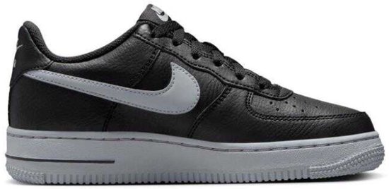 Sneaker Nike Air Force 1 en cuir noir avec semelle grise et swoosh argenté.