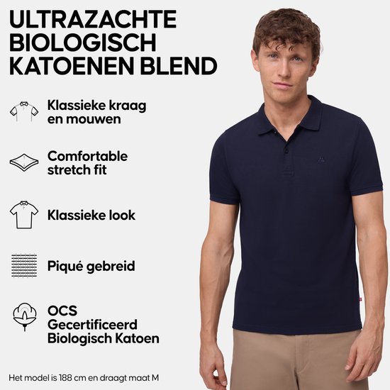 Man in donkerblauw poloshirt met klassieke kraag en korte mouwen, gemaakt van piqué gebreid biologisch katoen. Hij draagt een beige broek.