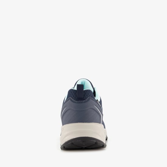 Achterkant van een donkerblauwe lage wandelschoen met lichtblauwe accenten en een beige zool.