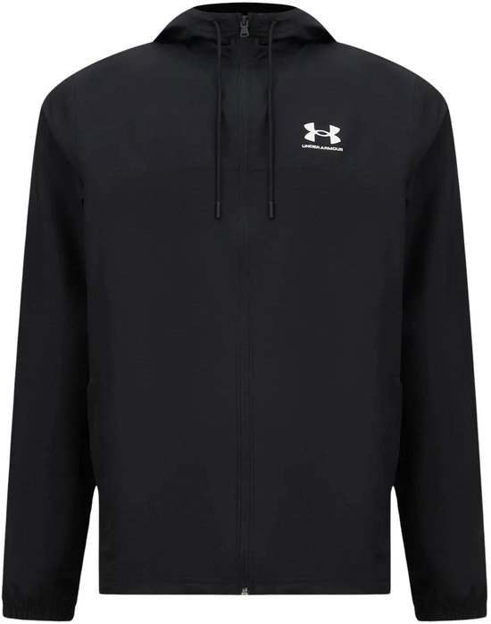 Zwarte Under Armour windjack met capuchon en witte logo opdruk.
