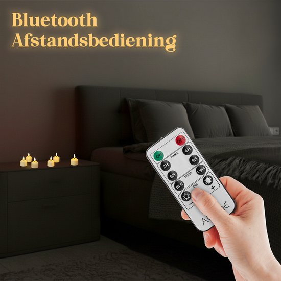 Hand die een afstandsbediening vasthoudt om witte led-kaarsen te bedienen in een slaapkamer.