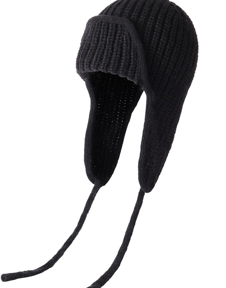 Zwarte wintermuts met een fantasiethema. Ribbelontwerp, niet rekbaar. Gemaakt van composietmateriaal (polyester pluche). Alleen handwas of stomerij.