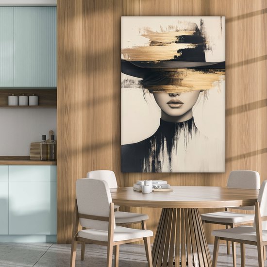Abstract portret van een vrouw met zwarte hoed en gouden verfstreken, hangend boven een tafel in een eetkamer met houten muur.