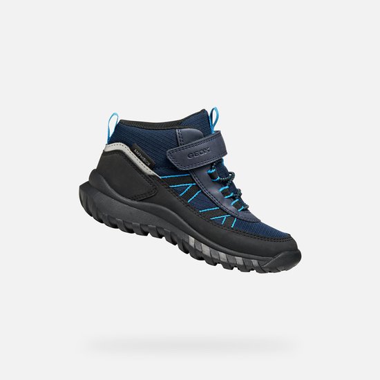Vue latérale d'une bottine garçon bleu marine et noir avec accents bleus et logo "AMPHIBIOX".