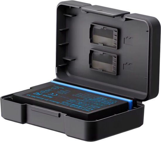 Zwarte Insta360 X5 batterij in een open zwarte opberghoes met sleuven voor SD-kaarten.