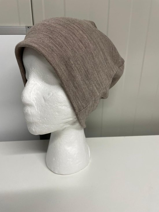 Taupe merinowollen beanie met een casual pasvorm, gedrapeerd op een witte paspop.