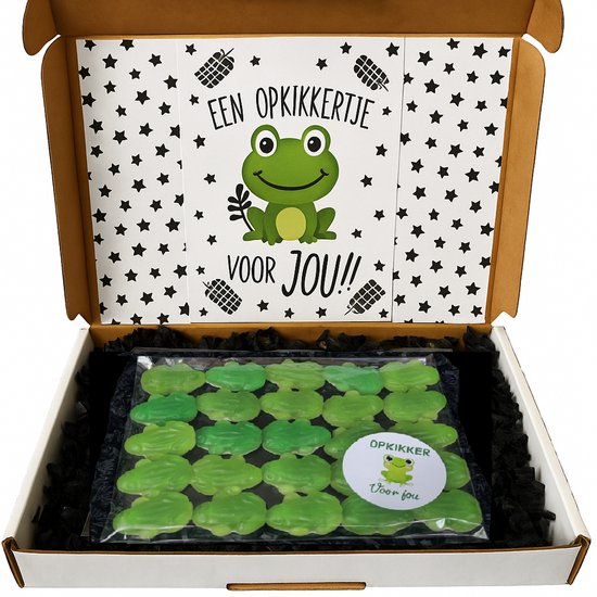 Opkikker cadeau doos met groene kikkersnoepjes en een wenskaart met een kikker "Een opkikkertje voor jou!!".