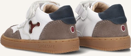 Achterkant van witte leren babyschoenen met bruine suède details en donkerblauwe hielkap.